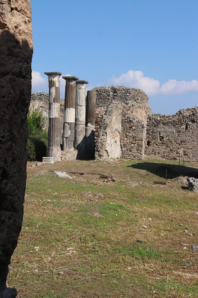 VI.9.5 Pompeii. October 2022.
Looking north-east across atrium 16, from entrance corridor. Photo courtesy of Klaus Heese.
(The remaining columns, on the left, are from the peristyle area of VI.9.3).