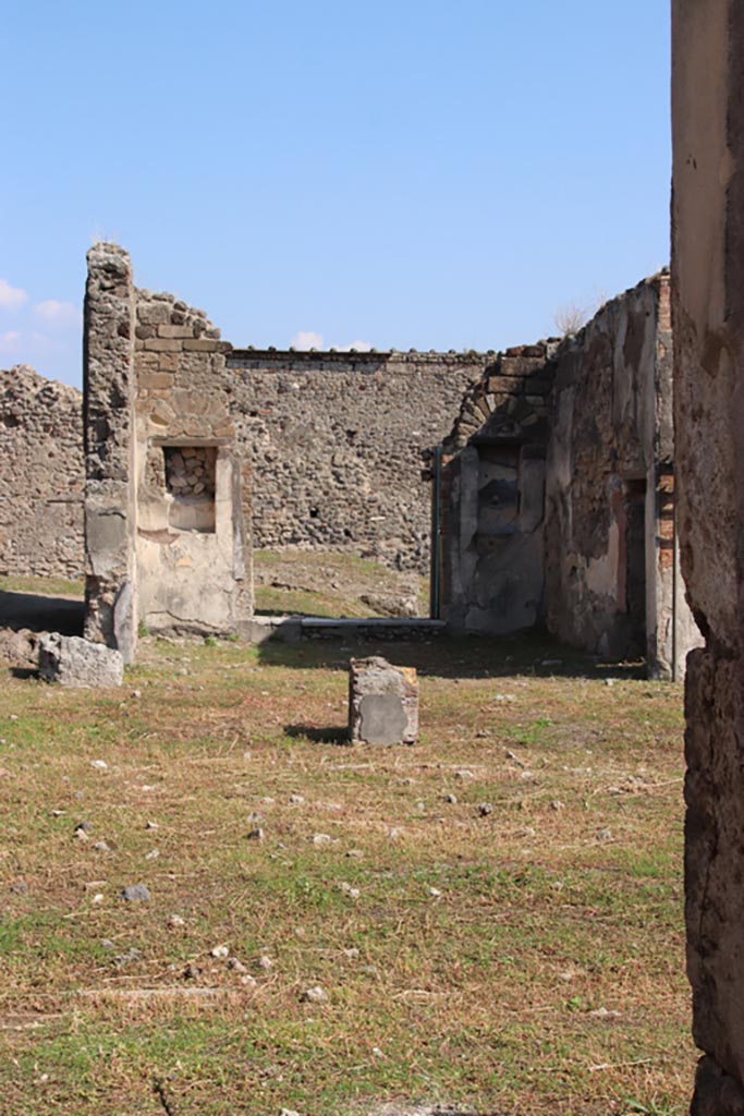VI.9.5 Pompeii. October 2022.
Looking east across atrium 16, from entrance corridor. Photo courtesy of Klaus Heese.