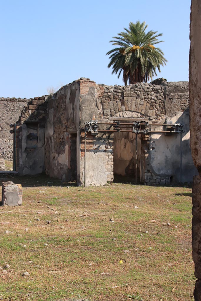 VI.9.5 Pompeii. October 2022.
Looking south-east across atrium 16, from entrance corridor. Photo courtesy of Klaus Heese.