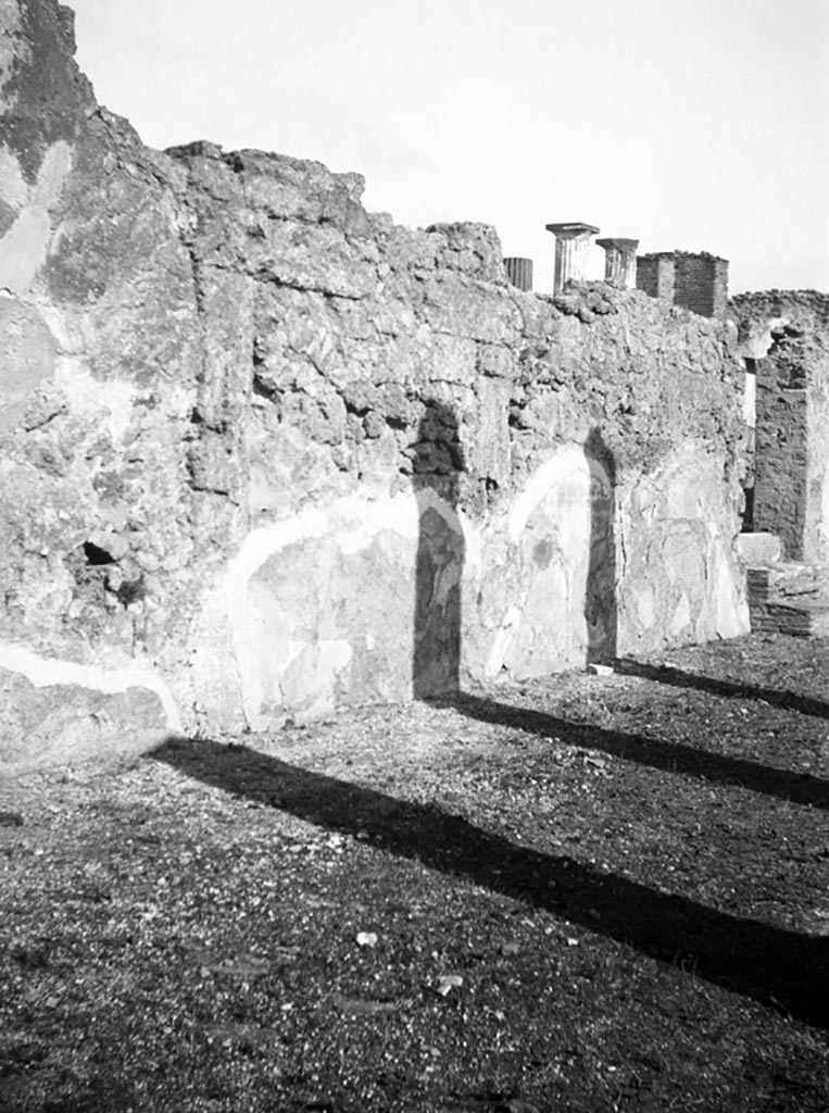 VI.9.5 Pompeii. W702. Corinthian atrium 16, north wall, looking east.
Photo by Tatiana Warscher. Photo © Deutsches Archäologisches Institut, Abteilung Rom, Arkiv.