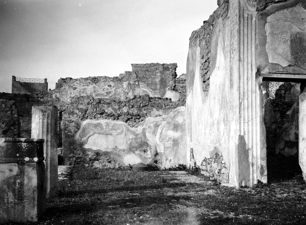 VI.9.5 Pompeii. W705. Corinthian atrium 16, looking towards north-east corner along east portico.
The doorway to room 27 can be seen on the right.
Photo by Tatiana Warscher. Photo © Deutsches Archäologisches Institut, Abteilung Rom, Arkiv.