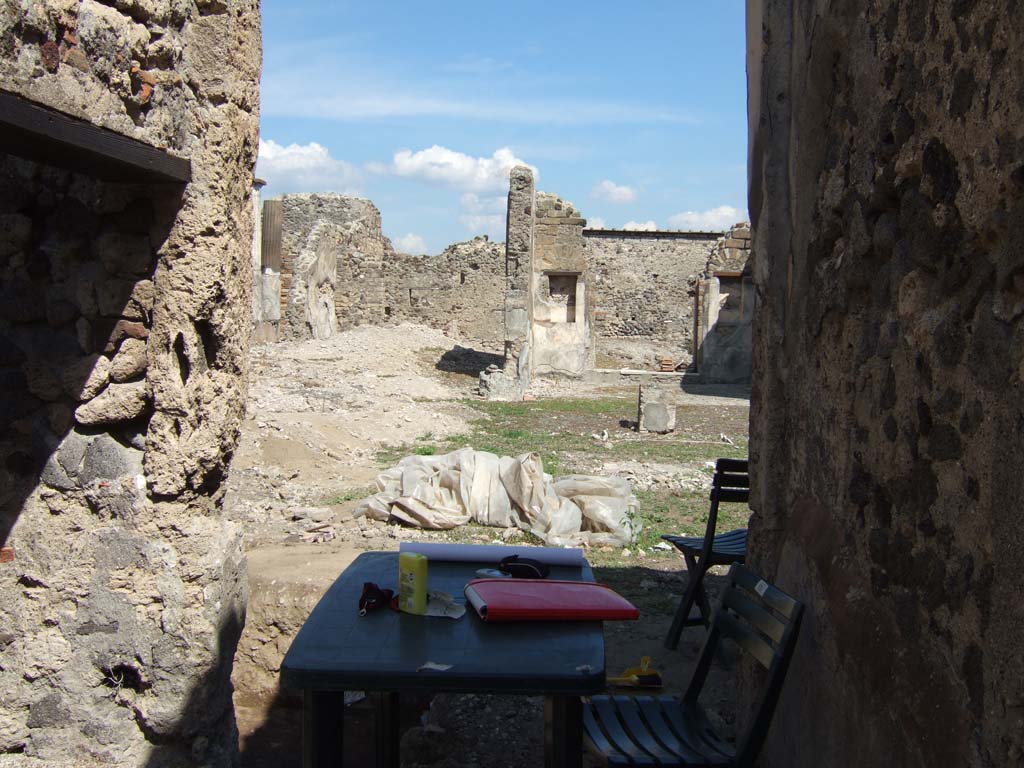 VI.9.5 Pompeii. September 2005.
Looking east from vestibule into remains of Corinthian atrium 16, and across to remains of triclinium 27, and tablinum 26.