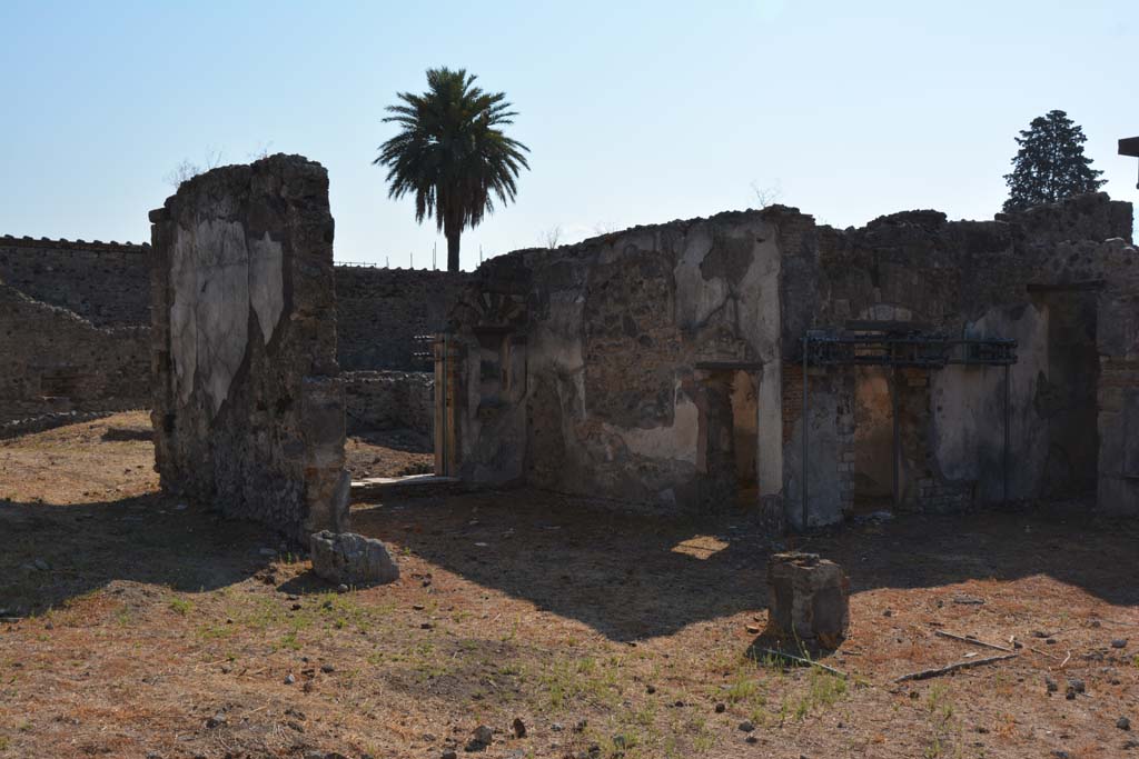 VI.9.5 Pompeii. September 2019. Looking south-east towards tablinum 26, in centre.
Foto Annette Haug, ERC Grant 681269 DÉCOR.