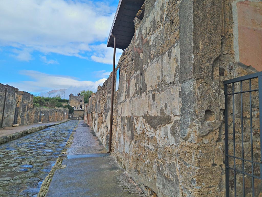 VI.9.6 Pompeii. November 2023.
Looking north along east side of Via di Mercurio, from entrance doorway. Photo courtesy of Giuseppe Ciaramella.