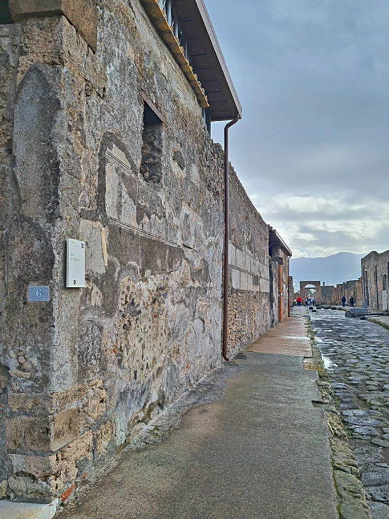 VI.9.6 Pompeii. November 2023.
Looking south along east side of Via di Mercurio, from entrance doorway. Photo courtesy of Giuseppe Ciaramella.