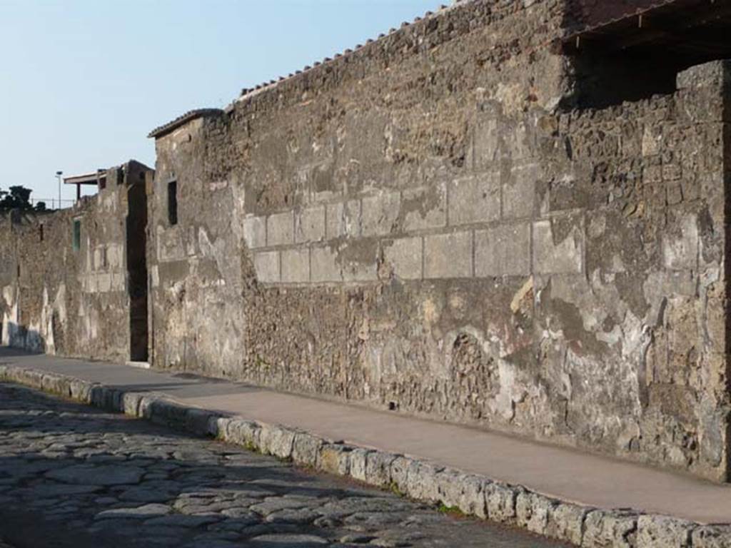 VI.9.6 Pompeii. May 2012. Wall between VI.9.6 and VI.9.7 on Via di Mercurio.
Photo courtesy of Buzz Ferebee.