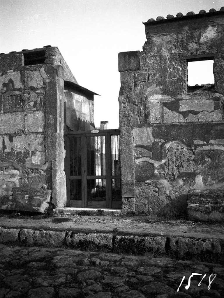 VI.9.6 Pompeii. W.748. Entrance doorway. Photo by Tatiana Warscher.
Photo © Deutsches Archäologisches Institut, Abteilung Rom, Arkiv.