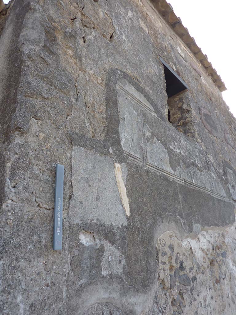 VI.9.6 Pompeii. October 2014. Detail from upper front façade on south side of doorway.
Foto Annette Haug, ERC Grant 681269 DÉCOR.