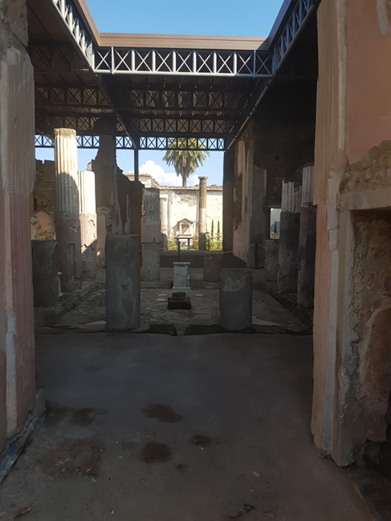 VI.9.6 Pompeii. October 2022.
Looking east from entrance doorway, across atrium towards peristyle. Photo courtesy of Klaus Heese.