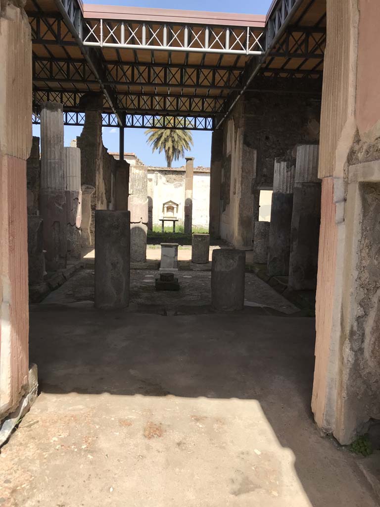 VI.9.6 Pompeii, April 2019.
Looking east from entrance corridor, across atrium to garden. Photo courtesy of Rick Bauer.