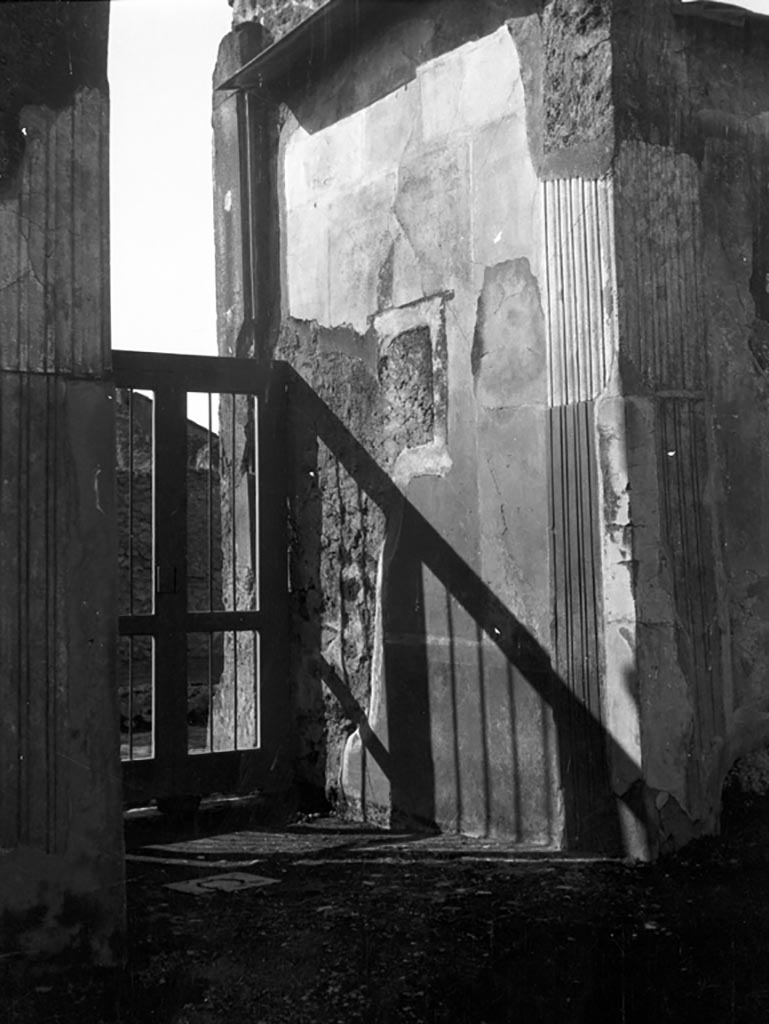 VI.9.6 Pompeii. W.765. Room 1, looking north-west towards north wall of fauces.
Photo by Tatiana Warscher. Photo © Deutsches Archäologisches Institut, Abteilung Rom, Arkiv.