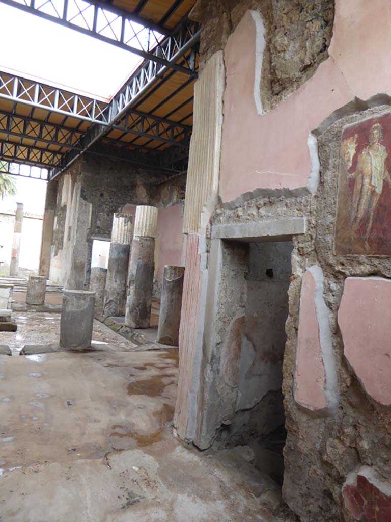 VI.9.6 Pompeii. September 2017.
South wall of entrance corridor/fauces, leading to atrium, with doorway to room 2.
Foto Annette Haug, ERC Grant 681269 DÉCOR.