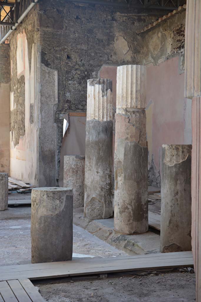 VI.9.6 Pompeii. July 2017. Looking south-east across impluvium in atrium.
Foto Annette Haug, ERC Grant 681269 DÉCOR.