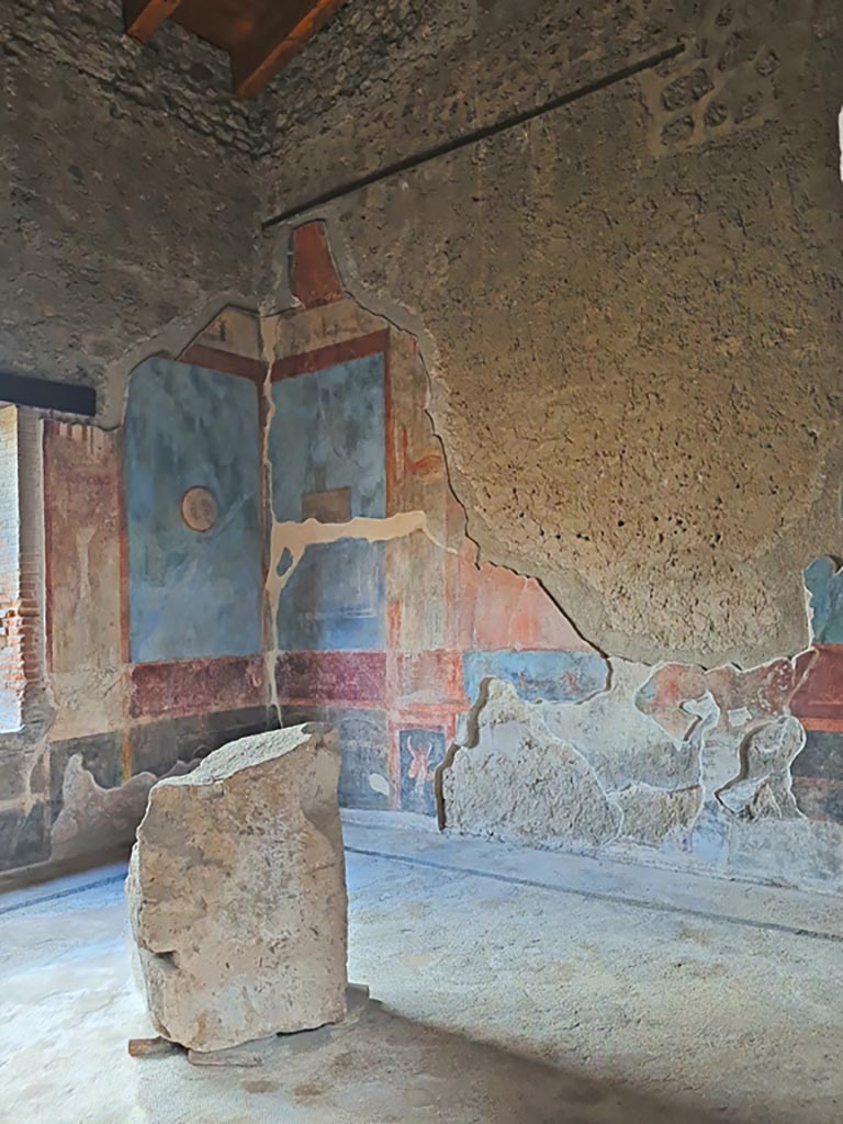 VI.9.6 Pompeii. November 2023.
Room 8, looking towards south-east corner and south wall. Photo courtesy of Giuseppe Ciaramella.
