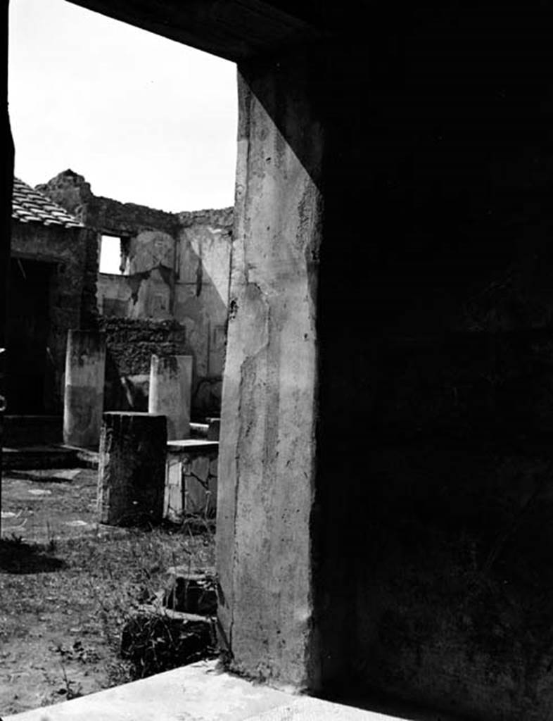 231532 Bestand-D-DAI-ROM-W.862.jpg
VI.9.6 Pompeii. W.862. Room 8, north side of doorway, looking north-west across atrium.
Photo by Tatiana Warscher. With kind permission of DAI Rome, whose copyright it remains.
See http://arachne.uni-koeln.de/item/marbilderbestand/231532