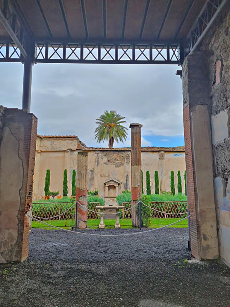 VI.9.6 Pompeii. November 2023.
Looking east towards garden area, from tablinum. Photo courtesy of Giuseppe Ciaramella.