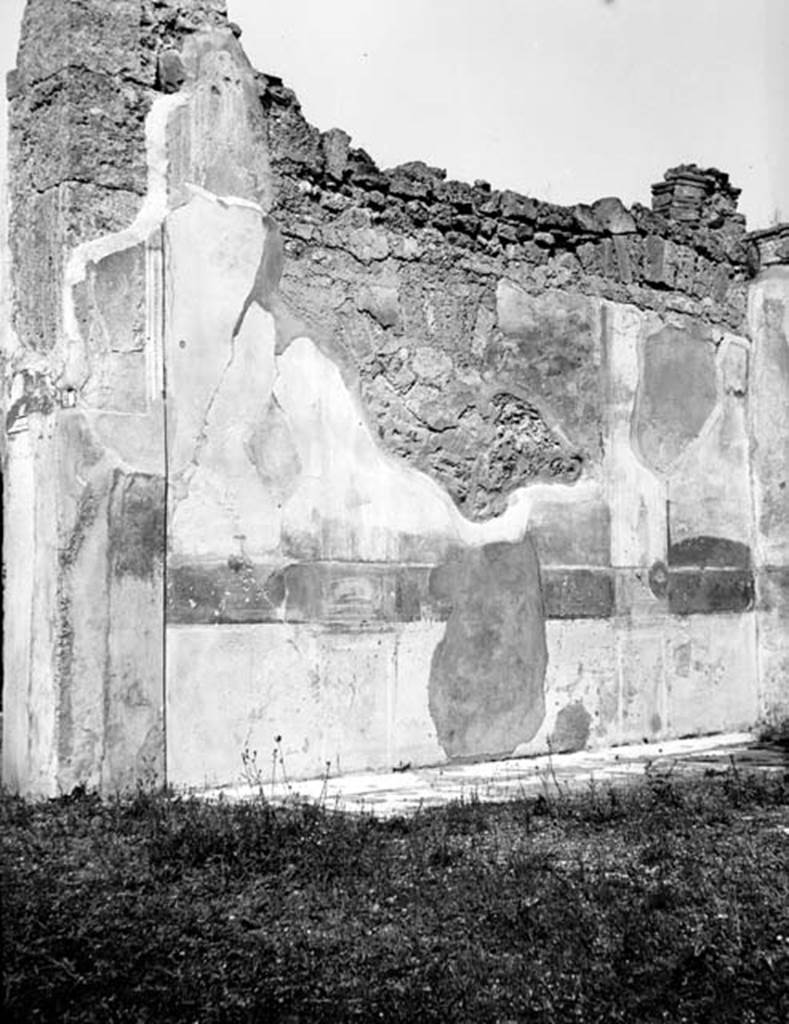 231788 Bestand-D-DAI-ROM-W.854.jpg
VI.9.6 Pompeii. W.854. North wall of tablinum, looking east. The mosaic tablinum floor can be seen at the base of the north wall.
Photo by Tatiana Warscher. With kind permission of DAI Rome, whose copyright it remains.
See http://arachne.uni-koeln.de/item/marbilderbestand/231788
