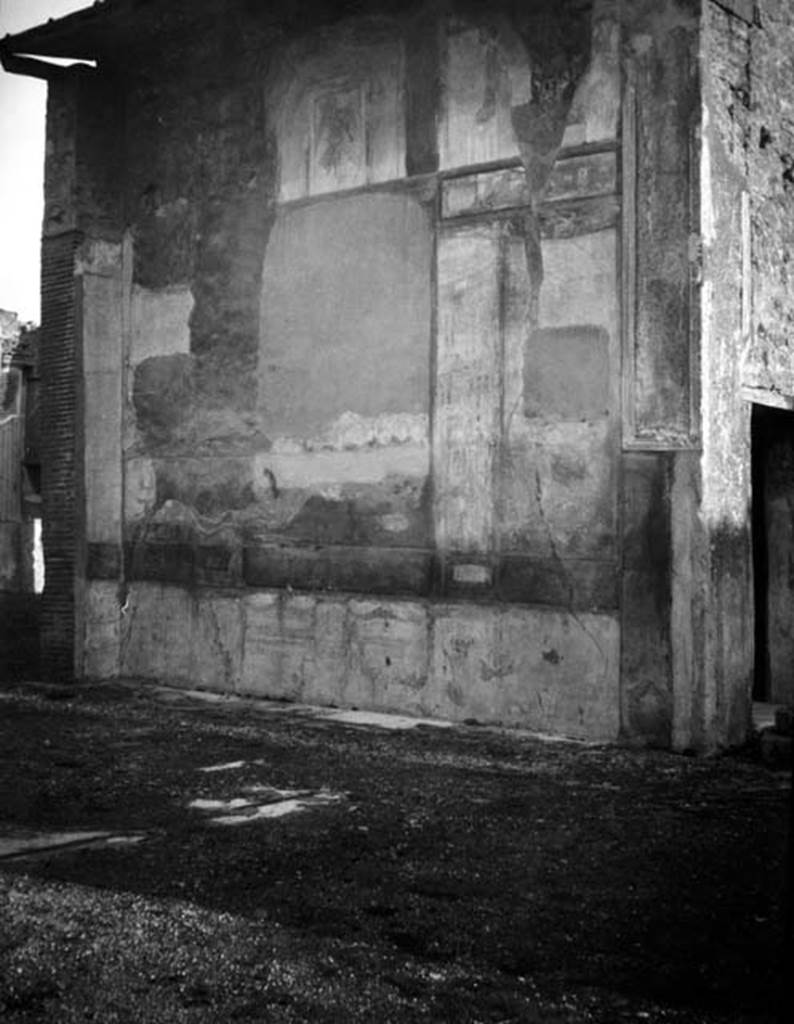 231977 Bestand - D - DAI - ROM - W.848. jpg
VI.9.6 Pompeii. W,848. Room 9, south wall of tablinum.
Photo by Tatiana Warscher. With kind permission of DAI Rome, whose copyright it remains.
See http://arachne.uni-koeln.de/item/marbilderbestand/231977