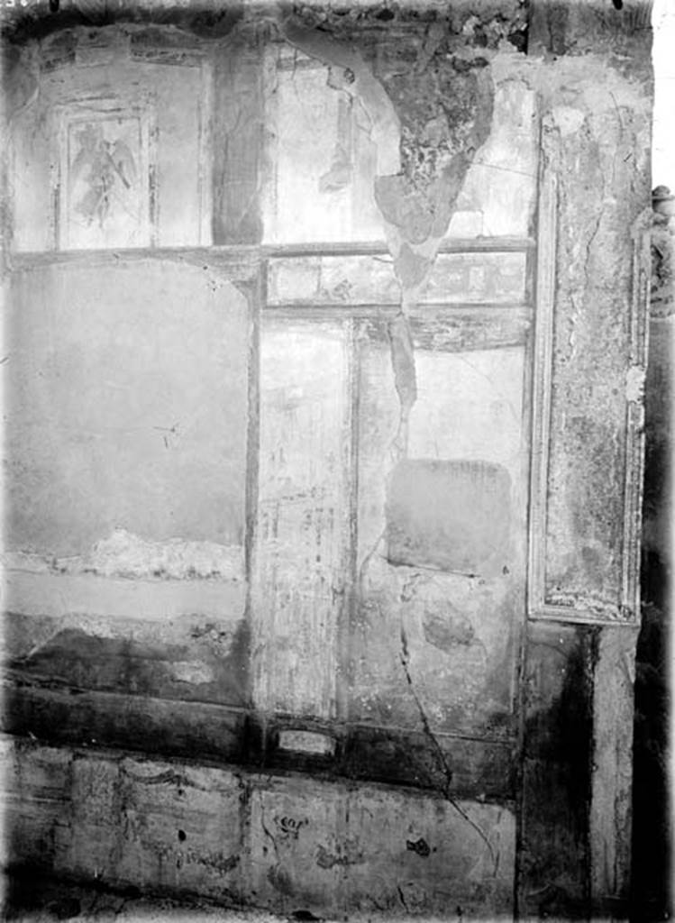 231428 Bestand-D-DAI-ROM-W.253.jpg
VI.9.6 Pompeii. W. 253. Room 9, detail of painting from south wall of tablinum.
Photo by Tatiana Warscher. With kind permission of DAI Rome, whose copyright it remains.
See http://arachne.uni-koeln.de/item/marbilderbestand/231428