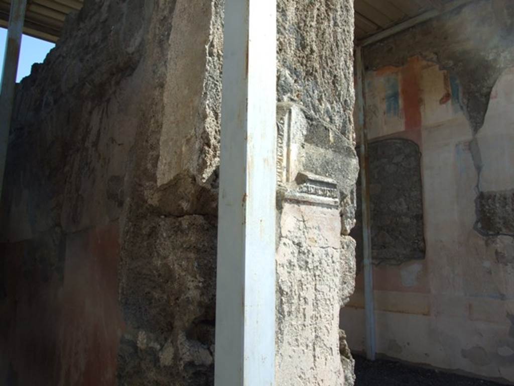 VI.9.6 Pompeii. March 2009. Remains of stucco plaster on atrium wall between Tablinum and corridor.