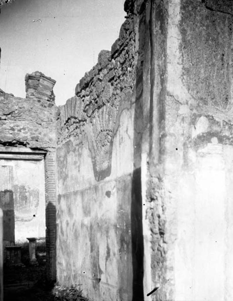 231785 Bestand-D-DAI-ROM-W.846.jpg
VI.9.6 Pompeii. W.846. Room 10, south wall of corridor.
Photo by Tatiana Warscher. With kind permission of DAI Rome, whose copyright it remains.
See http://arachne.uni-koeln.de/item/marbilderbestand/231785