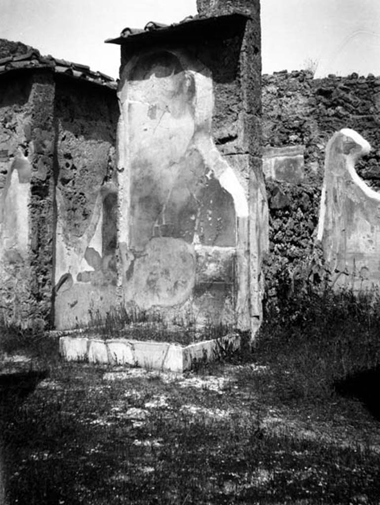 231521 Bestand-D-DAI-ROM-W.805.jpg
VI.9.6 Pompeii. W.805.
Room 3, looking towards north side of atrium, with marble clad money chest base and doorway to room 11 (on right).
Photo by Tatiana Warscher. Photo © Deutsches Archäologisches Institut, Abteilung Rom, Arkiv.