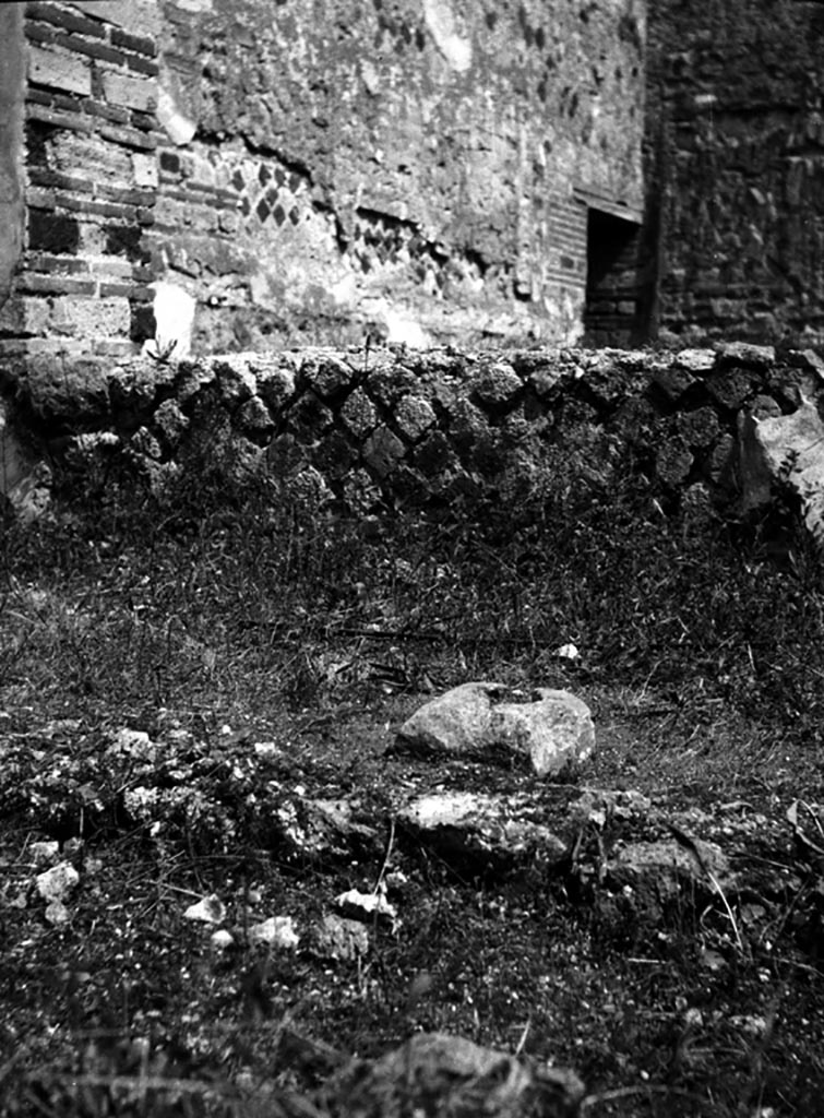 VI.9.6 Pompeii. W..880.
Room 17, south wall of the pseudo-peristyle, below large window into room 22.
Photo by Tatiana Warscher. Photo © Deutsches Archäologisches Institut, Abteilung Rom, Arkiv.