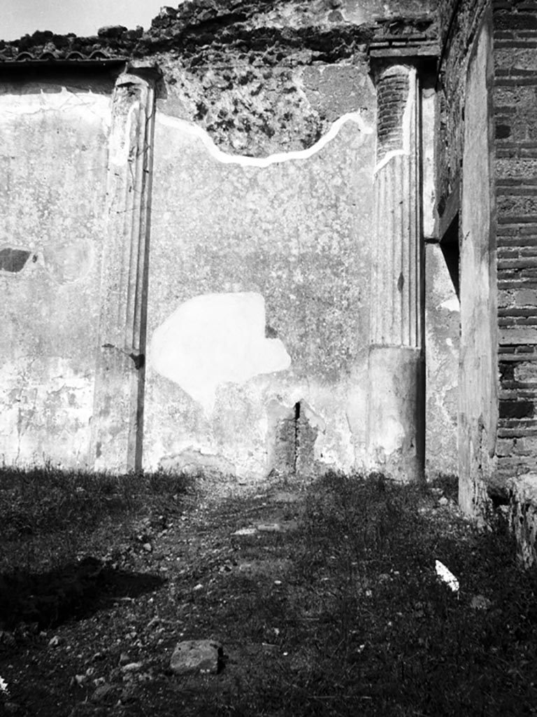 VI.9.6 Pompeii. W.878. Room 17, pseudo-peristyle, looking east at south end.
Photo by Tatiana Warscher. Photo © Deutsches Archäologisches Institut, Abteilung Rom, Arkiv.
According to Jashemski, on the edge of the garden at the south side there was also a fence.
The posts would have been anchored in small square sockets of tufa.
The slot in the east wall in a line with the sockets (above centre) was where the fence would have fixed to the wall.
This shows that the fence would have been 0.68m high.
See Jashemski, W. F., 1993. The Gardens of Pompeii, Volume II: Appendices. New York: Caratzas. (p.138-9)