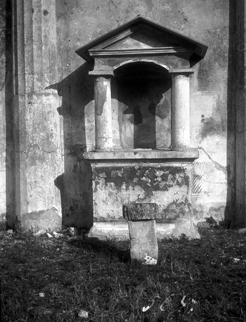 VI.9.6 Pompeii. W.909. Room 17, lararium against east wall of pseudo-peristyle.
Photo by Tatiana Warscher. Photo © Deutsches Archäologisches Institut, Abteilung Rom, Arkiv.