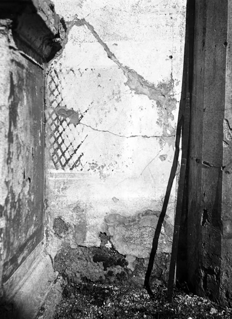 VI.9.6 Pompeii. W.911.
Room 17, east wall of pseudo-peristyle, showing remains of painted wall trellis on south side of aedicula lararium.
Photo by Tatiana Warscher. Photo © Deutsches Archäologisches Institut, Abteilung Rom, Arkiv.