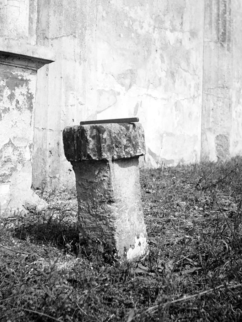 VI.9.6 Pompeii. W.910. Room 17, altar of lararium.
Photo by Tatiana Warscher. Photo © Deutsches Archäologisches Institut, Abteilung Rom, Arkiv.