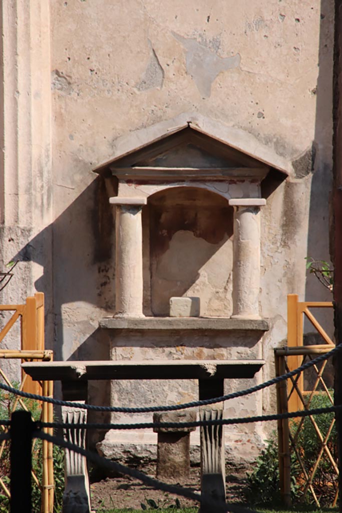 VI.9.6 Pompeii. October 2022.
Room 17, aedicula lararium against east wall of garden area. Photo courtesy of Klaus Heese.