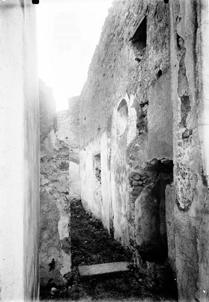 230930 Bestand-D-DAI-ROM-W.0318.jpg
VI.9.6 Pompeii. W.318. Room 19, looking towards doorway from small vestibule.
Photo by Tatiana Warscher. With kind permission of DAI Rome, whose copyright it remains.
See http://arachne.uni-koeln.de/item/marbilderbestand/230930