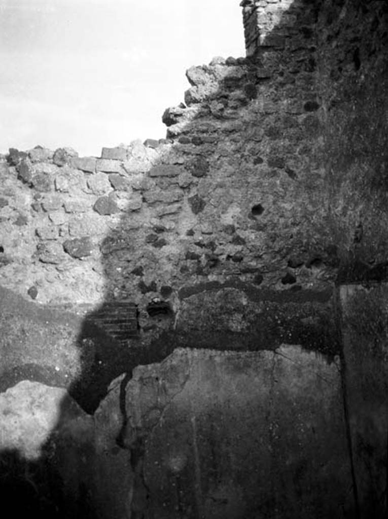 231576 Bestand-D-DAI-ROM-W.0939.jpg
VI.9.6 Pompeii. W.939. Room 19, east wall.
Photo by Tatiana Warscher. With kind permission of DAI Rome, whose copyright it remains.
See http://arachne.uni-koeln.de/item/marbilderbestand/231576