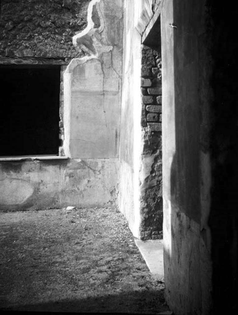 231544 Bestand-D-DAI-ROM-W.891.jpg
VI.9.6 Pompeii. W.891. Pseudo-peristyle, looking west on the north-west side, with window to room 21, on left, and doorway to room 20, on right.
Photo by Tatiana Warscher. With kind permission of DAI Rome, whose copyright it remains.
See http://arachne.uni-koeln.de/item/marbilderbestand/231544