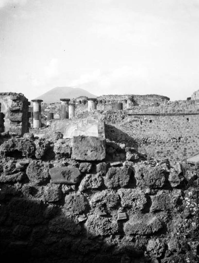 231328 Bestand-D-DAI-ROM-W.0934.jpg
VI.9.6 Pompeii. W.934. Room 20, looking above upper north wall towards rooms in VI.9.5 and peristyle columns, with Vesuvius towering above.
Photo by Tatiana Warscher. With kind permission of DAI Rome, whose copyright it remains.
See http://arachne.uni-koeln.de/item/marbilderbestand/231328