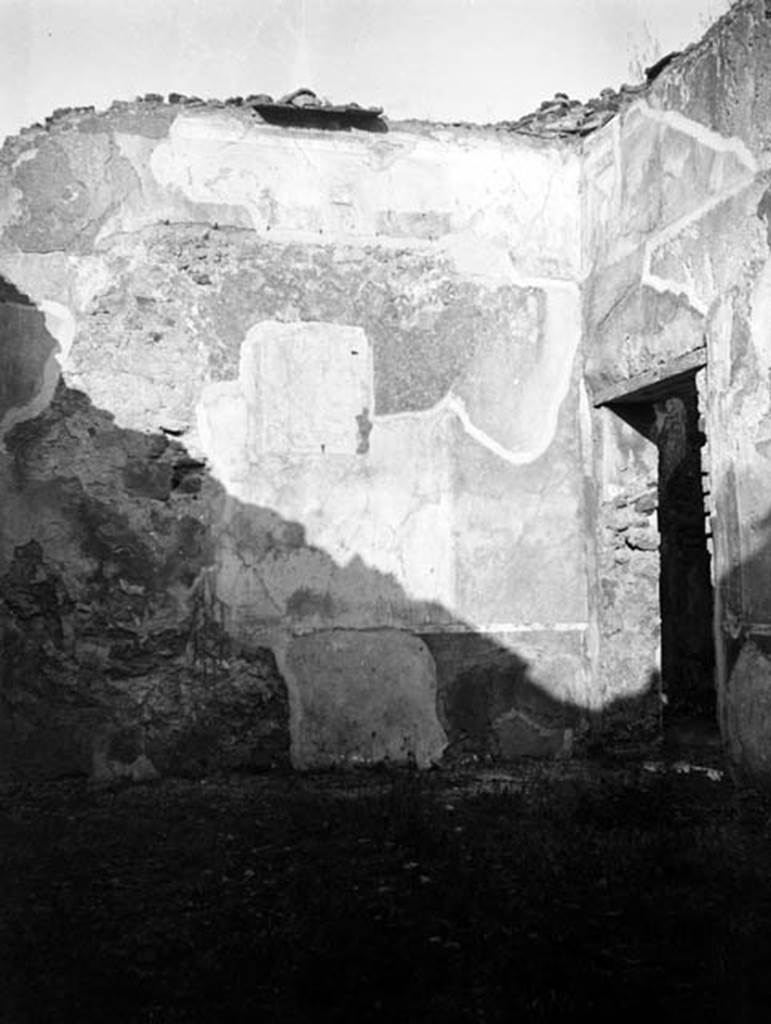 231090 Bestand-D-DAI-ROM-W.0935.jpg
VI.9.6 Pompeii. W.935. Room 20, east wall and south-east corner.
Photo by Tatiana Warscher. With kind permission of DAI Rome, whose copyright it remains.
See http://arachne.uni-koeln.de/item/marbilderbestand/231090