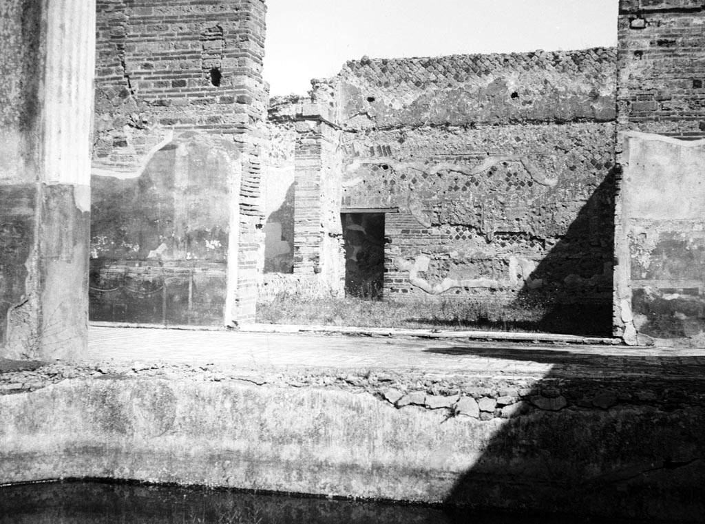 VI.9.6 Pompeii. W. 951. Room 22, looking north-east from edge of pool in peristyle.
Photo by Tatiana Warscher. Photo © Deutsches Archäologisches Institut, Abteilung Rom, Arkiv.