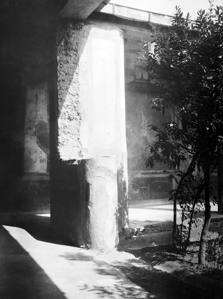 VI.9.6 Pompeii. W.948.
Pilaster in north-west corner of peristyle 6, looking towards south side of pilaster, and north wall of peristyle.
The figure from the second yellow panel on the west of the doorway to the atrium, can be seen to the right of the pilaster.
Photo by Tatiana Warscher. Photo © Deutsches Archäologisches Institut, Abteilung Rom, Arkiv.