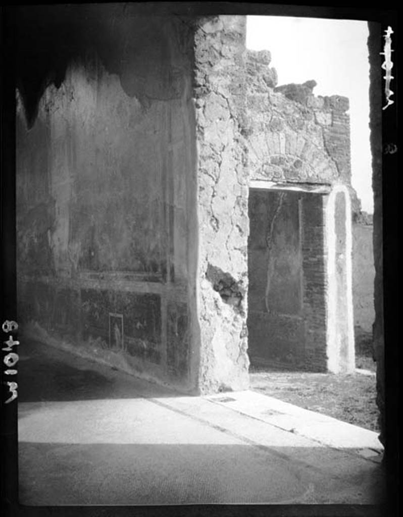 230407 Bestand-D-DAI-ROM-W.1048.jpg
VI.9.6 Pompeii. W.1048. Looking south-east along south wall of portico and through doorway into atrium of VI.9.7.
Photo by Tatiana Warscher. With kind permission of DAI Rome, whose copyright it remains.
See http://arachne.uni-koeln.de/item/marbilderbestand/230407