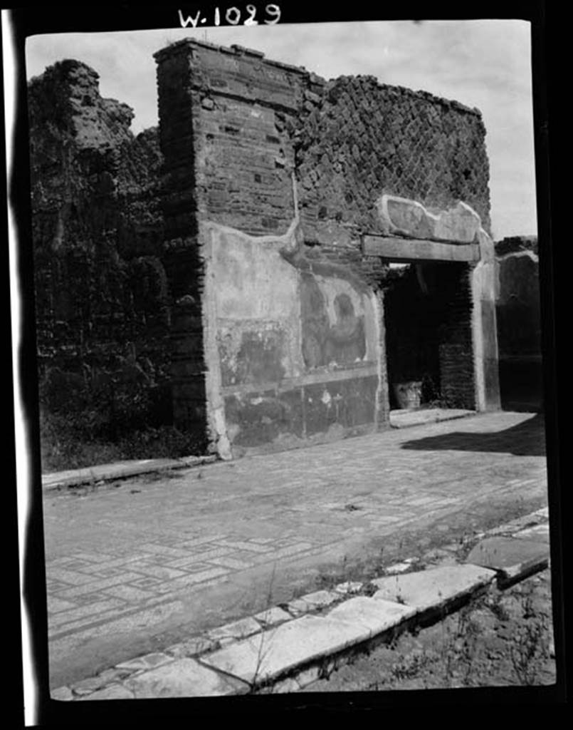 230552 Bestand-D-DAI-ROM-W.1029.jpg
VI.9.6 Pompeii. W.1029. Room 6, east wall of portico, with doorway to room 22, on left, and room 24, on right.
Photo by Tatiana Warscher. With kind permission of DAI Rome, whose copyright it remains.
See http://arachne.uni-koeln.de/item/marbilderbestand/230552