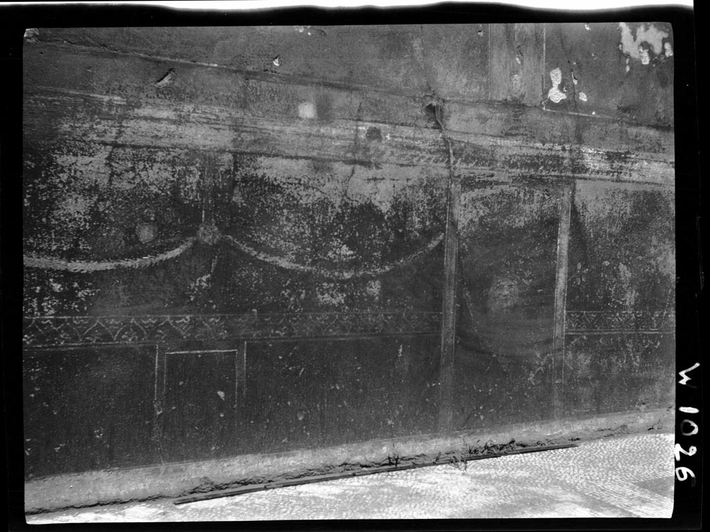 VI.9.6 Pompeii. W.1026. Room 6, wall decoration from dado of east wall between the doorways to rooms 17 and 22.
Photo by Tatiana Warscher. Photo © Deutsches Archäologisches Institut, Abteilung Rom, Arkiv.