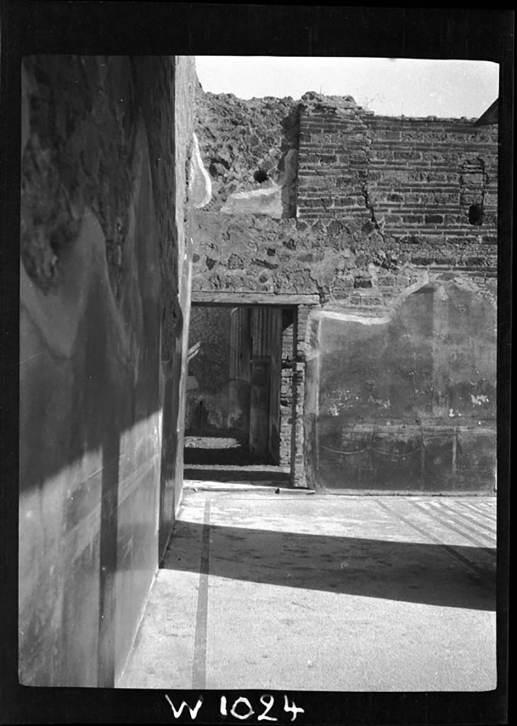 VI.9.6 Pompeii. W.1024.
Room 6, looking east along north portico of peristyle, towards doorway leading into the pseudo-peristyle, room 17.
Photo by Tatiana Warscher. Photo © Deutsches Archäologisches Institut, Abteilung Rom, Arkiv.
