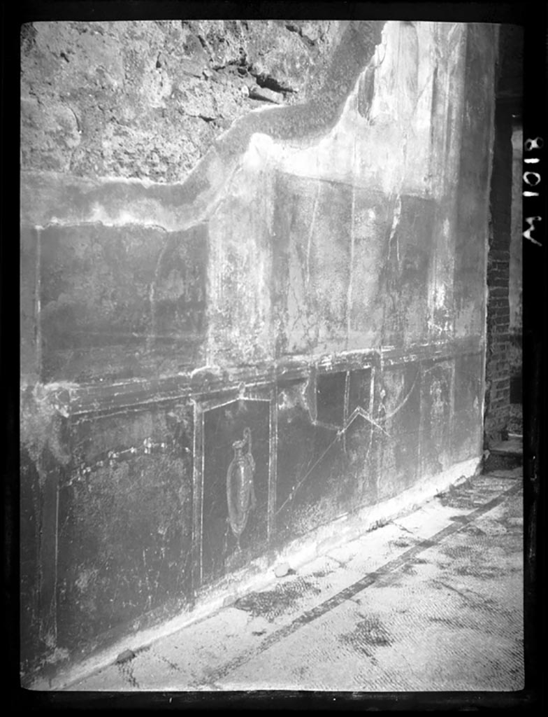 VI.9.6 Pompeii. W.1018. Room 6, Looking towards east end of north wall of portico of peristyle.
Photo by Tatiana Warscher. Photo © Deutsches Archäologisches Institut, Abteilung Rom, Arkiv.