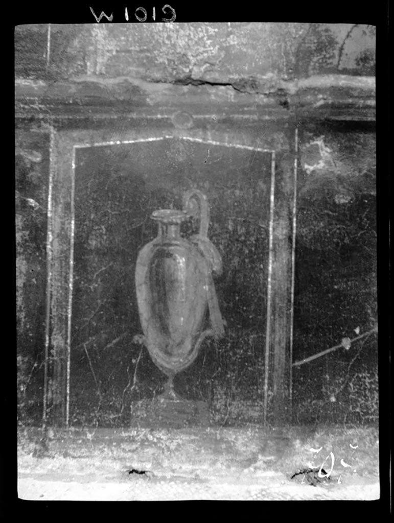 VI.9.6 Pompeii. W.1019. Room 6, detail from dado at east end of north portico of peristyle.
Photo by Tatiana Warscher. Photo © Deutsches Archäologisches Institut, Abteilung Rom, Arkiv.