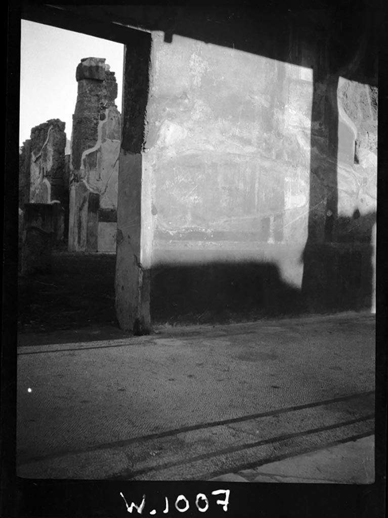VI.9.6 Pompeii. W.1007.
Room 6, north portico, looking towards doorway to atrium from peristyle, and wall on east side of doorway.
Photo by Tatiana Warscher. Photo © Deutsches Archäologisches Institut, Abteilung Rom, Arkiv.