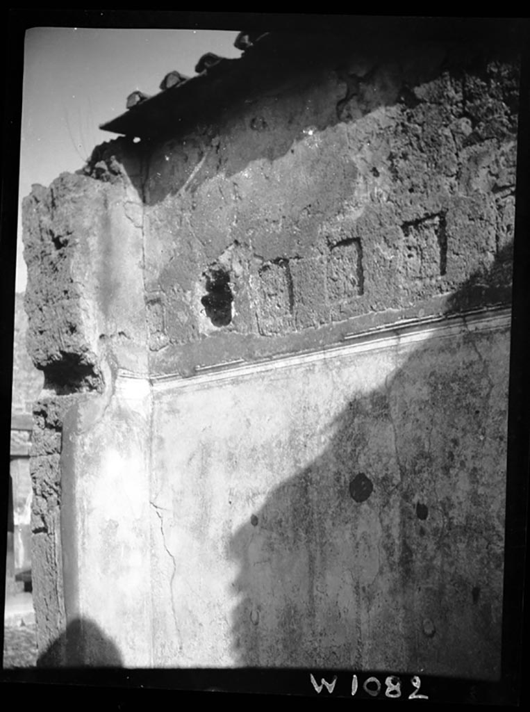VI.9.7 Pompeii. W1082. Room 8, east wall in north-east corner, near doorway to atrium.
Photo by Tatiana Warscher. Photo © Deutsches Archäologisches Institut, Abteilung Rom, Arkiv.