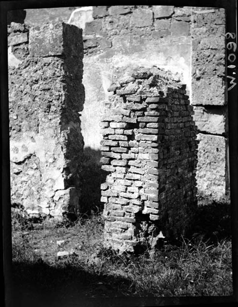 230588 Bestand-D-DAI-ROM-W.1098.jpg
VI.9.7 Pompeii. W1098. Looking north along west portico towards pilaster between room 12 and entrance to corridor 11.
Photo by Tatiana Warscher. With kind permission of DAI Rome, whose copyright it remains.
See http://arachne.uni-koeln.de/item/marbilderbestand/230588