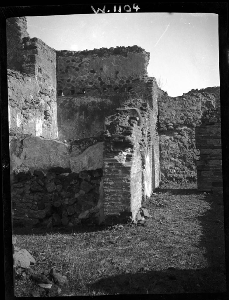 VI.9.7 Pompeii. W1104.
Looking east along north portico of garden towards blocked wall to VI.9.6, and entrance to stables area at VI.9.8.
Rooms 16, on lower left, and room 17 can also be seen.
Photo by Tatiana Warscher. Photo © Deutsches Archäologisches Institut, Abteilung Rom, Arkiv.