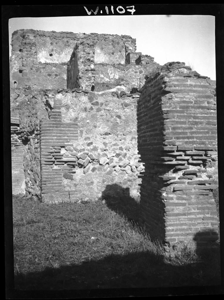 VI.9.7/8 Pompeii. W1107.
Looking north past pilaster in stable 18, which would have been entered from VI.9.8.
The blocked doorway into VI.9.6 at the end of the north portico of the garden area, can be seen on the left.
Photo by Tatiana Warscher. Photo © Deutsches Archäologisches Institut, Abteilung Rom, Arkiv.